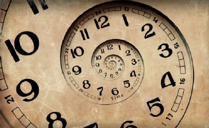 un orologio a spirale, per indicare il tempo che scorre inesorabile